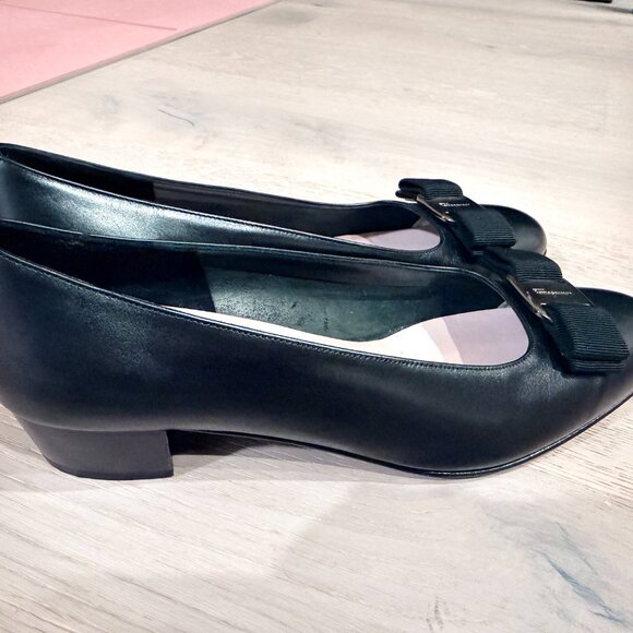 Ferragamo black vara pump - Picture 6 of 13